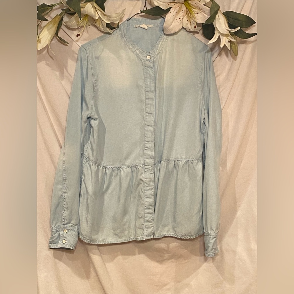 Caslon. Size S. Light chambray weekend top.